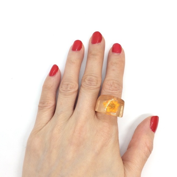 3/$30 VINTAGE PLASTIC CLEAR LUCITE PEACH ORANGE EMBEDDED FLOWER RING SIZE 4.75 - Picture 11 of 12